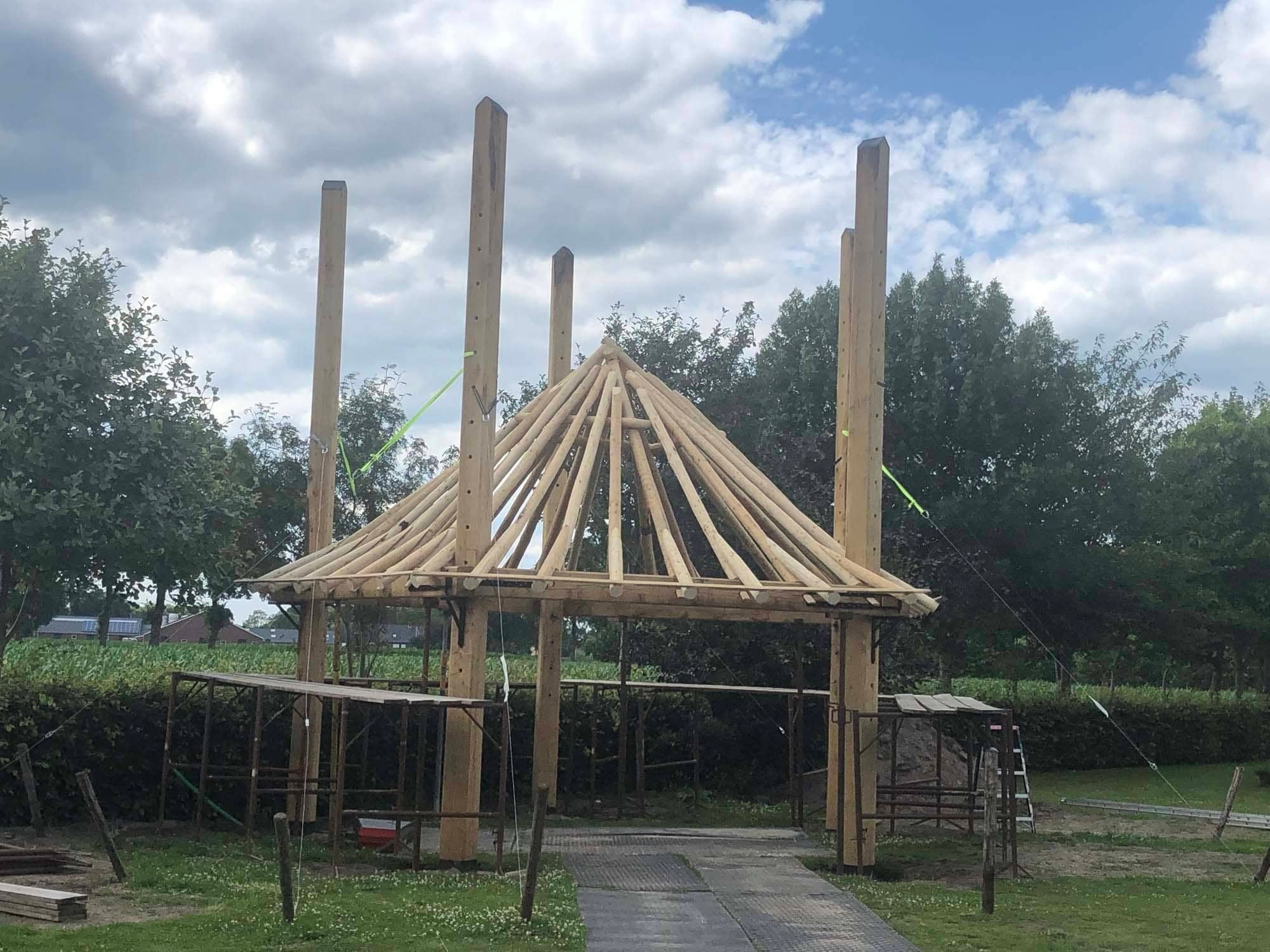 Skelet van een vijfroedige hooiberg, vervaardigd uit eikenhout, met traditionele houtbouwconstructie.