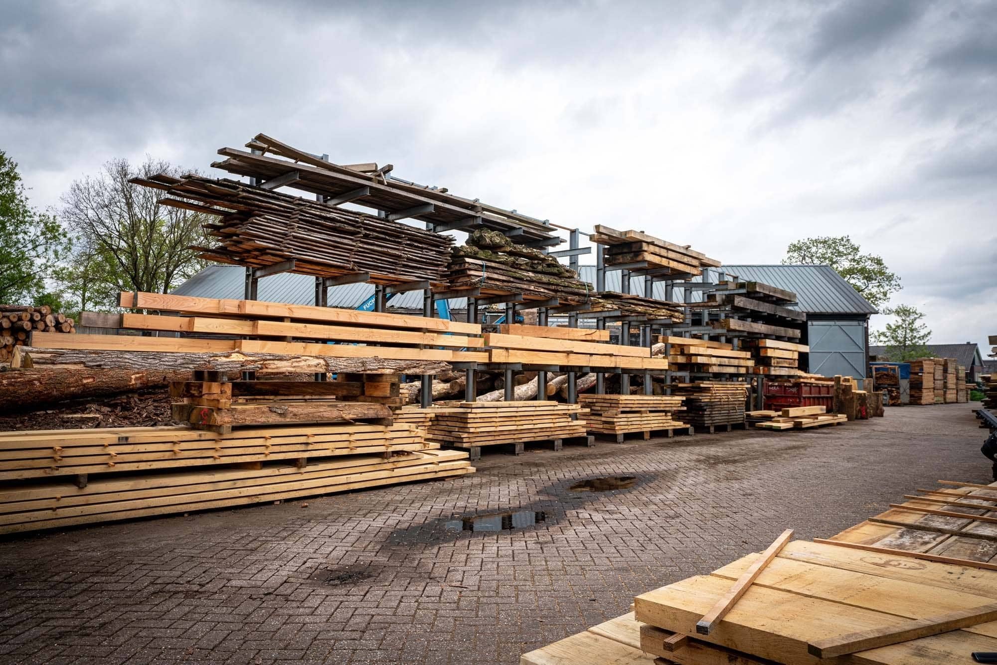 Voorraad van eikenhouten planken op maat en Douglas hout in verschillende afmetingen.