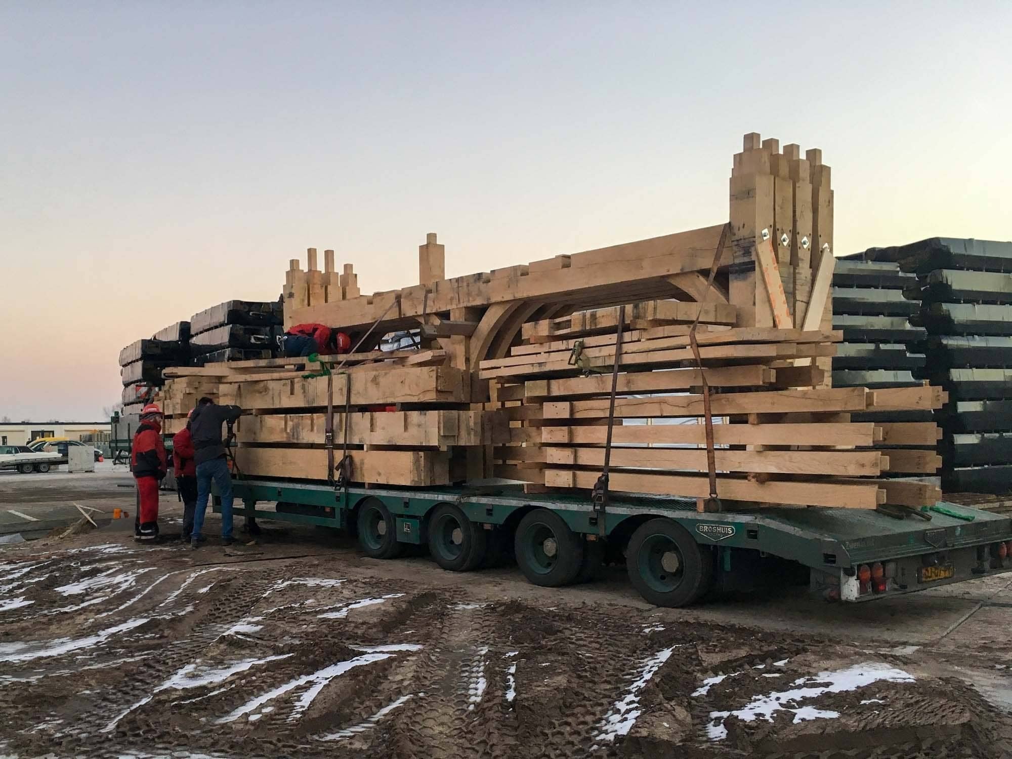 Houtbouw pakket met eikenhouten gebinten en houten plank op maat, klaar voor levering.