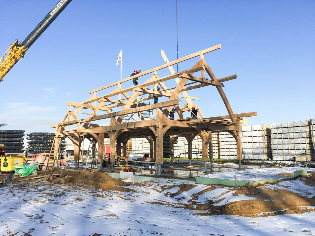 Geraamte van een traditionele houtbouwconstructie met gebinten en pen-gat verbindingen in europees eikenhout.