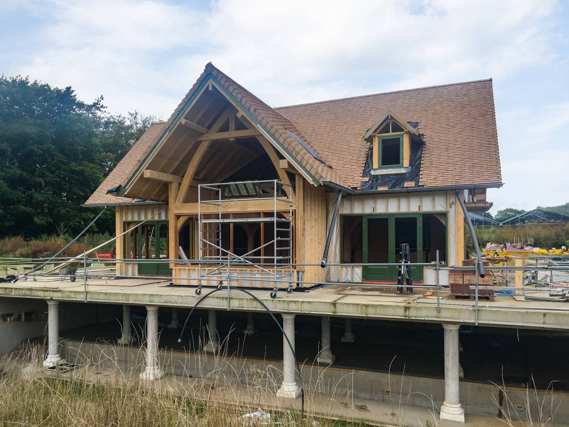 Nieuw project met gebinten constructie en pen-gat verbindingen in eikenhouten planken op maat.