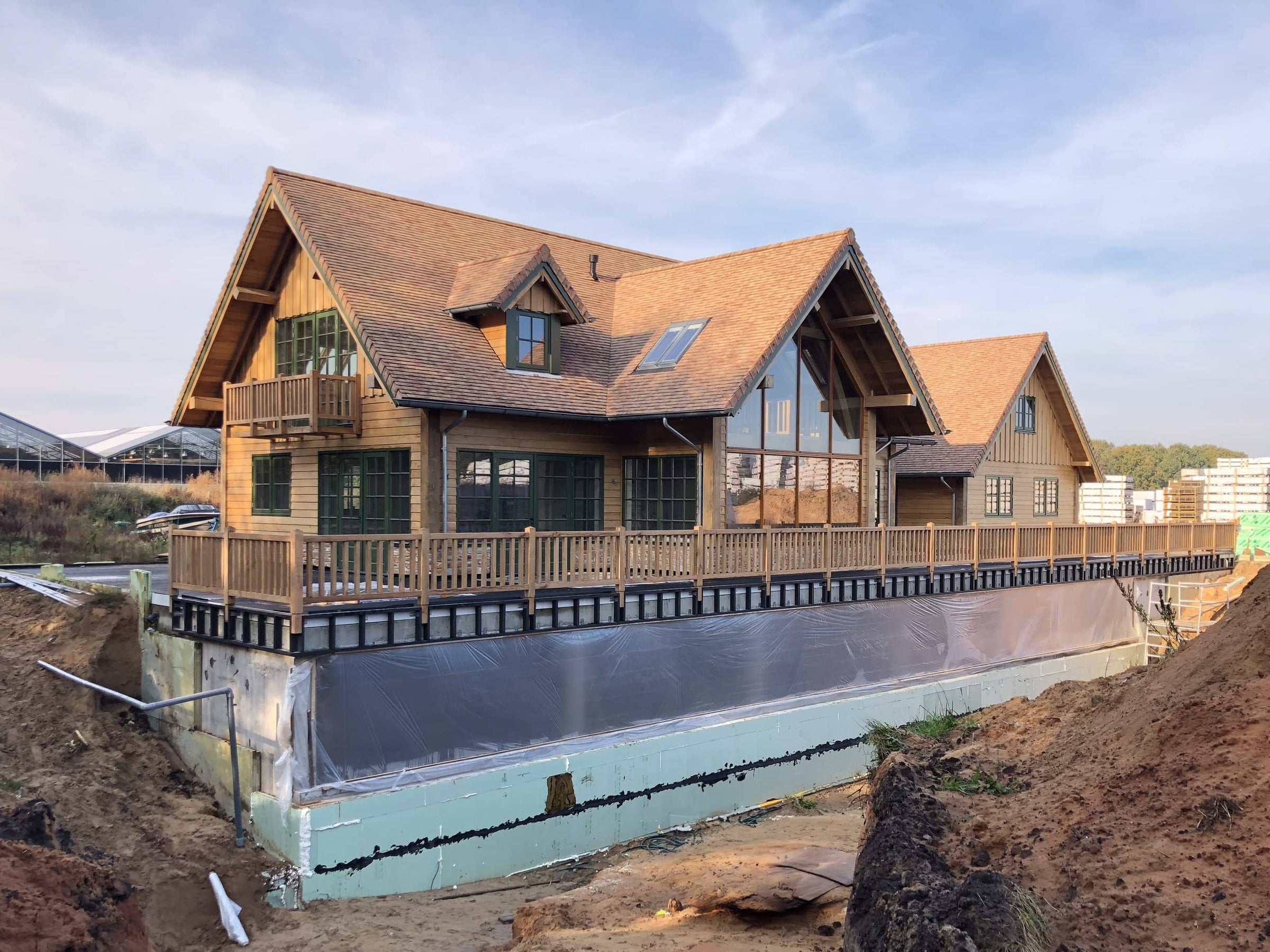 Eikenhouten huis pen-gat verbindingen toegepast in traditionele houtbouw met gebinten.