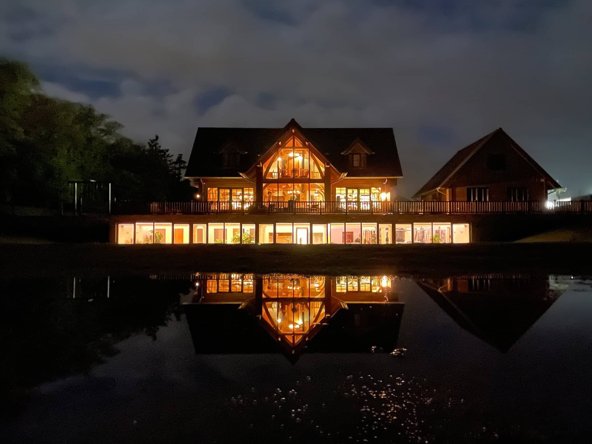 Houten gebinten constructie in traditionele houtbouw, gemaakt van eiken houten plank op maat.