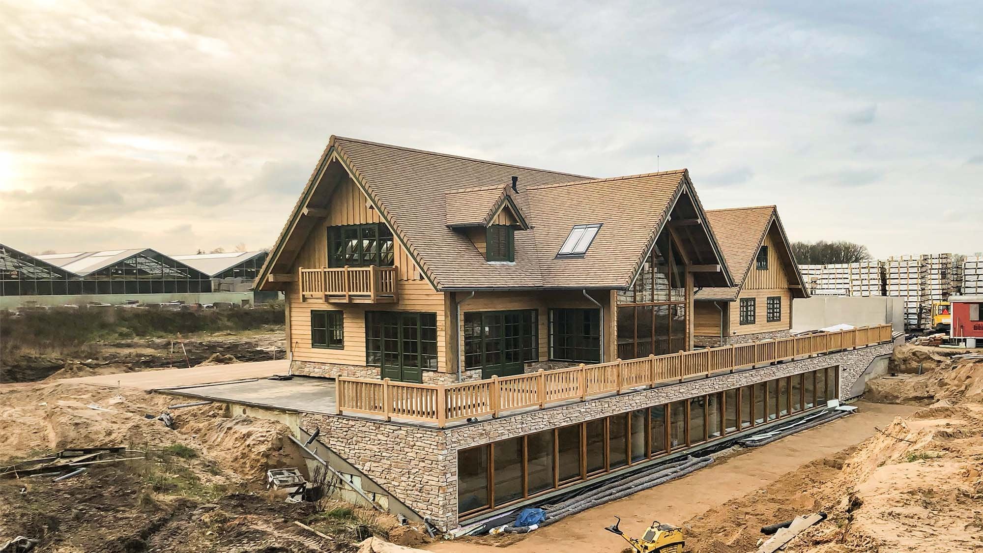 Traditionele houtbouw met pen-gat verbindingen, uitgevoerd met gebinten hout en europees eikenhout.